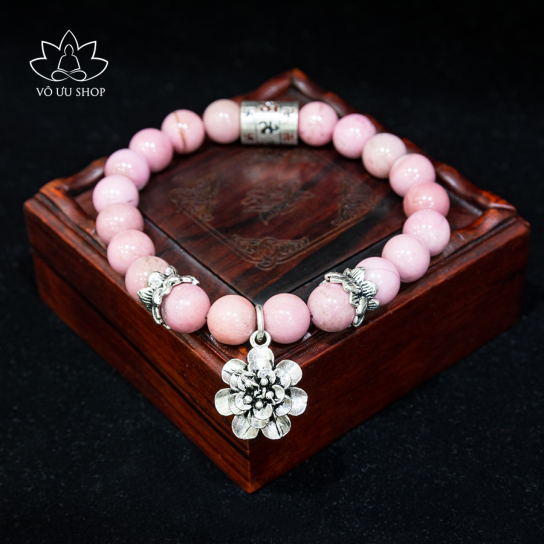 Vòng tay đá Rhodonite charm hoa cát tường, hoa sen và chữ Vạn Lục Tự Minh Chú